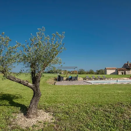 Les Escures 2 Holiday home *