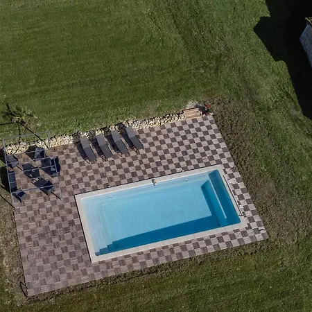 Les Escures 2 Holiday home *